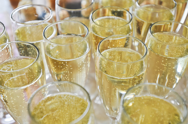 Как форма бокалов влияет на удовольствие от шампанского