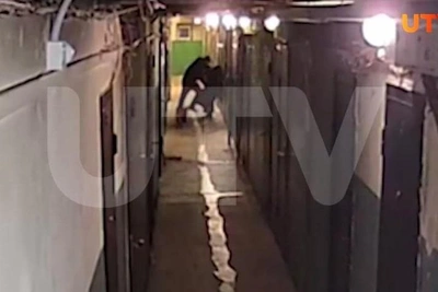 В Уфе камера зафиксировала жестокое избиение женщины в подъезде