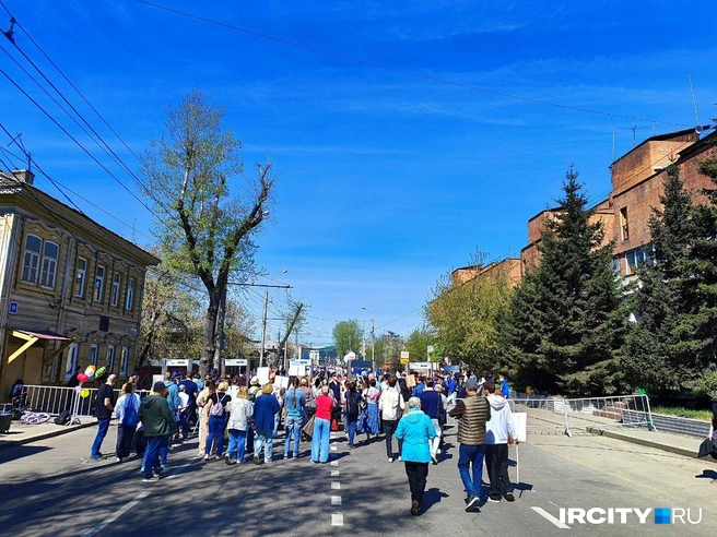 Участникам «Бессмертного полка» нужно было пройти через стойки металлоискателей | Источник: Алина Ринчино / «ИрСити»