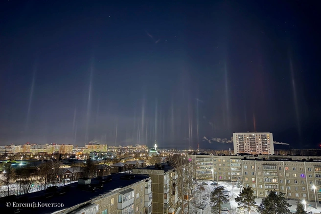 Световые столбы над Верхней Пышмой | Источник: Евгений Кочетков