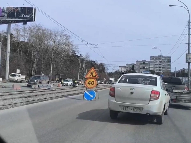 В районе проведения работ сужена проезжая часть и введено ограничение скорости. | Источник: читатель E1.RU