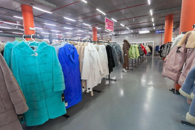 Здесь большой выбор верхней одежды и зимней обуви | Источник: «Семейный континент»