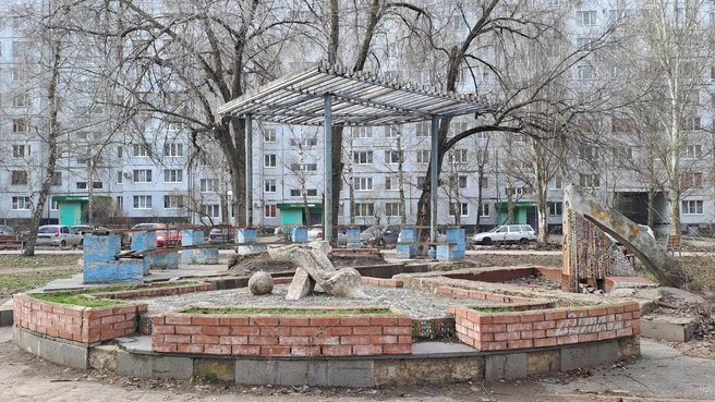 Такой уголок когда-то создали для отдыха горожан в центре квартала | Источник: «CITY_FLANER: открывая Тольятти» / vk.com
