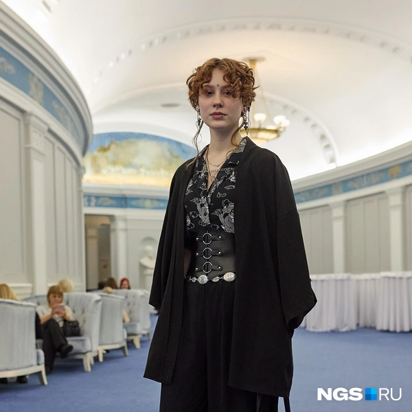 В образе много украшений и небольших деталей, которые привлекают внимание | Источник: Александр Ощепков / NGS.RU