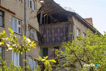 «Угроза обрушения еще есть, службы дежурят». Общежитие в Чите, в котором рухнул подъезд, изолировали от прохожих | Источник: Олег Фёдоров / CHITA.RU