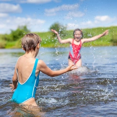 5 крайне неприятных болезней, которые может подхватить ребенок в городских водоемах