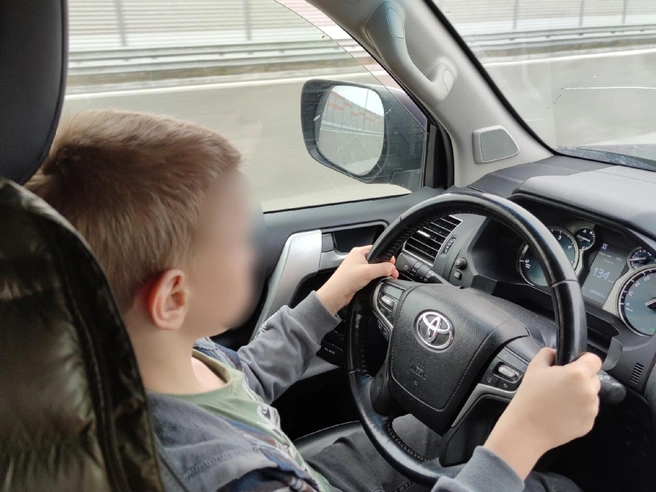 Мужчина частенько сажал за руль своего малолетнего сына | Источник: личная страница Дмитрия А.