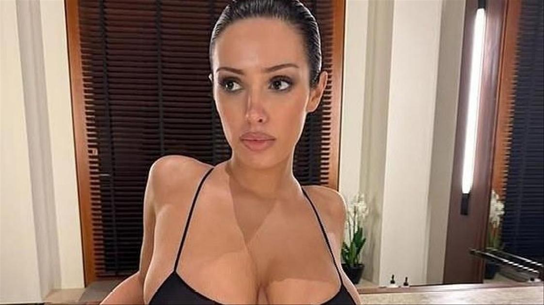 Бьянка Цензори снова одевается по правилам Уэста — колготки и ничего лишнего