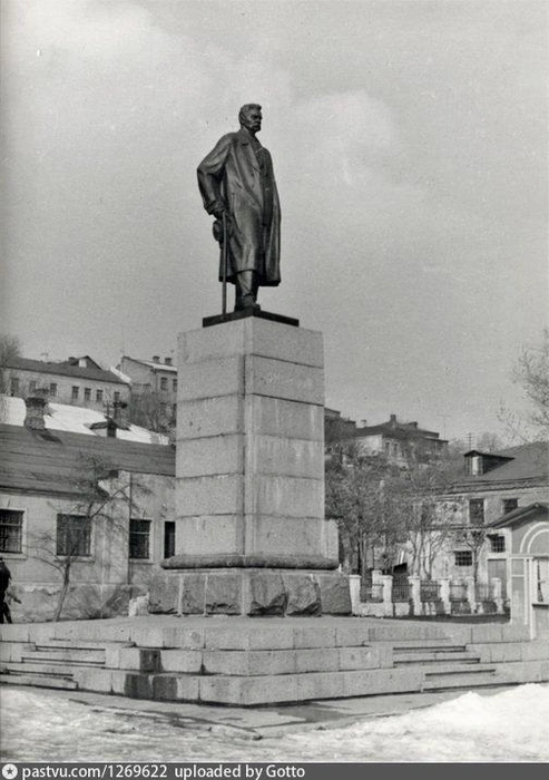 Это тот самый памятник Горькому, о котором речь шла выше. Фото периода 1962–1970 годов. Он и сейчас стоит на набережной, спиной к Газетному | Источник: Госкаталог.рф / Pastvu.com