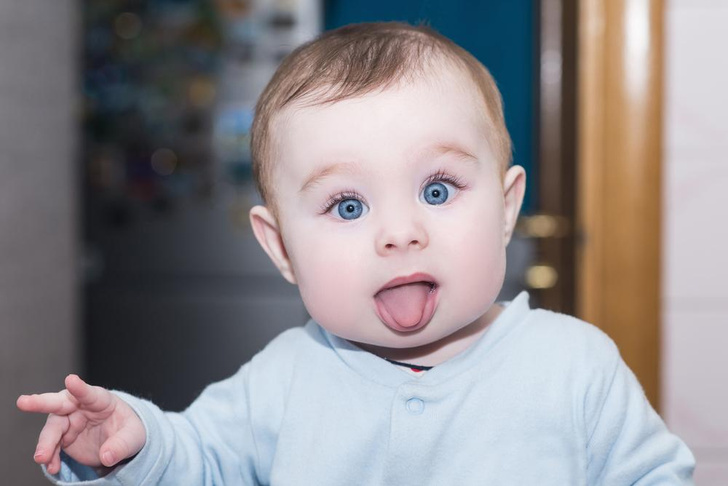 Почему малыш на самом деле показывает язык