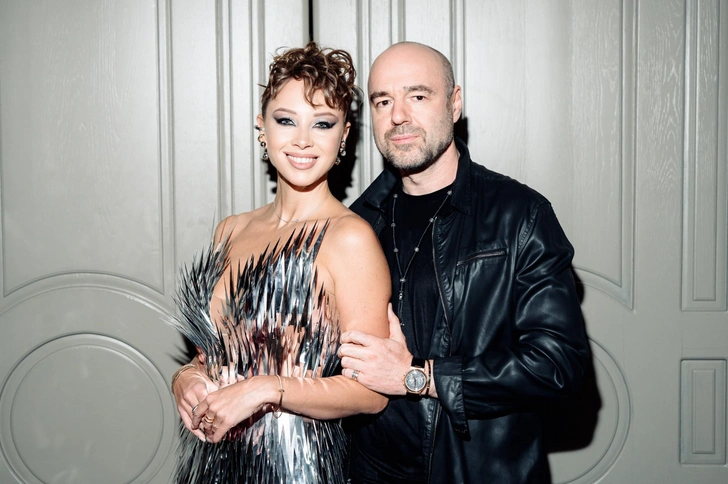 Глубокое декольте и уверенный взгляд: Полина Диброва впервые вышла в свет с Романом Товстиком | Источник: Соцсети