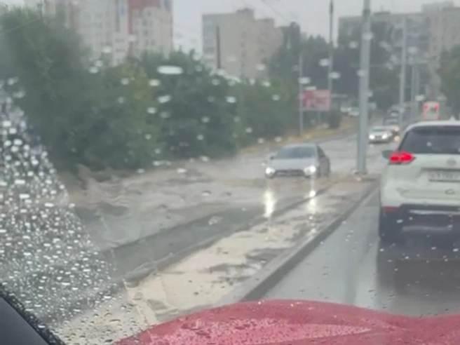 Из-за непрекращающегося ливня уровень воды может подняться еще выше | Источник: читатель V1.RU