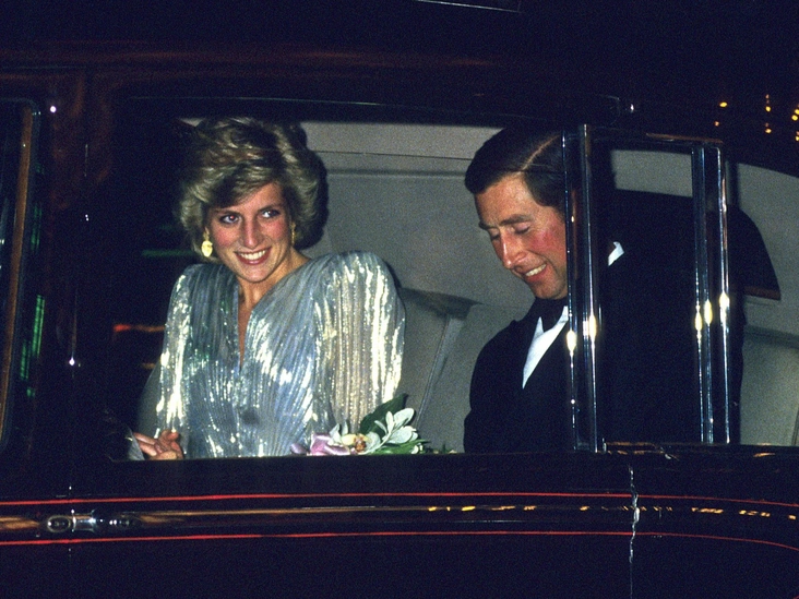 Диана и Чарльз подъезжают к кинотеатру Odeon на площади Лейчестер, чтобы попасть на премьеру фильма «Вид на убийство», июнь 1985