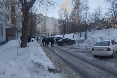 Силовики дежурят у дома в Новосибирске из-за мужчины с оружием