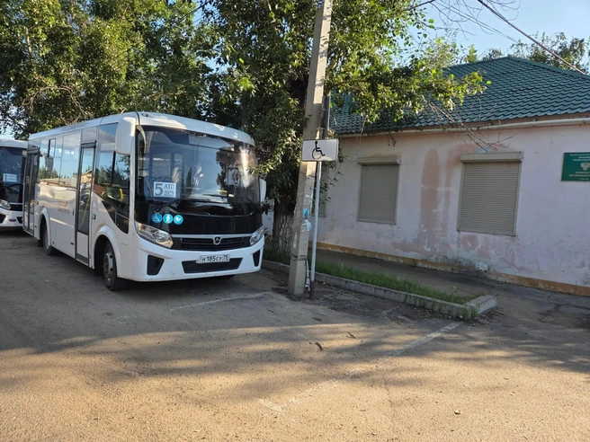Предприниматель выстроил автобусы около прокуратуры Нерчинского района | Источник: Михаил Цаплин