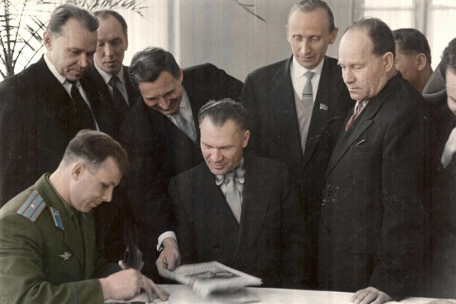 Автограф Гагарина хотели получить все. Апрель 1961 года, Куйбышев. Снимок сделал фотограф «Волжской коммуны» А. Тихомиров
