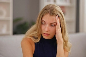 «После развода мне кажется, что я больше никогда не смогу доверять мужчинам — и уж тем более жить с кем-то»