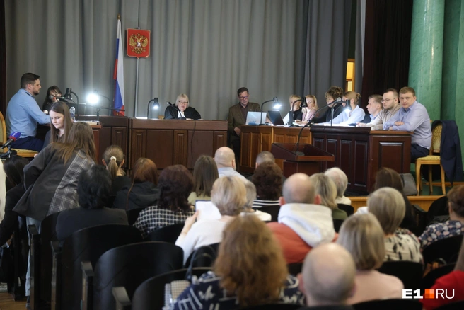 В первом ряду — обвиняемые, далее — пострадавшие | Источник: Владислав Лоншаков / E1.RU