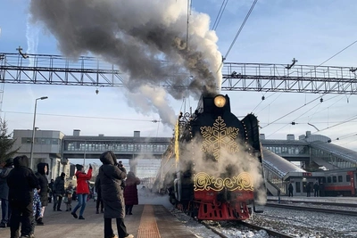 В Тюмень прибыл праздничный поезд Деда Мороза