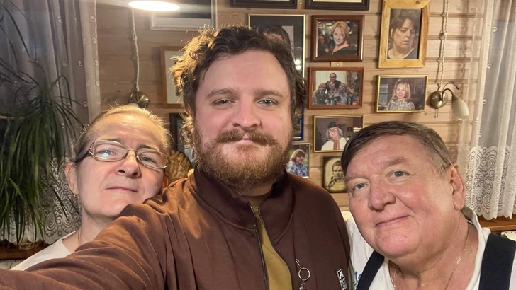 Актер не лез в личную жизнь сына, но не скрывал, что мечтает попробовать себя в роли дедушки