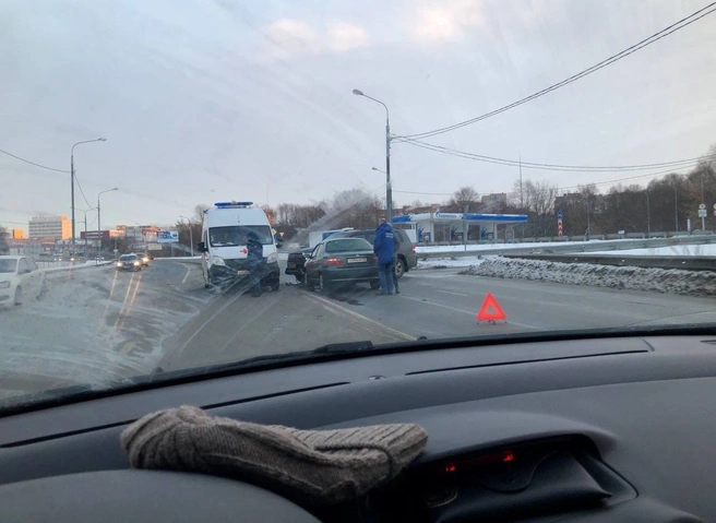 На Северной окружной столкнулись Toyota Land Cruiser и Fiat | ya62.ru