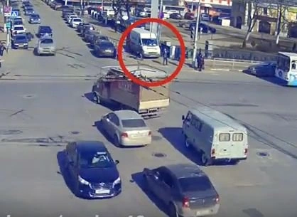 На площади Ленина засняли едущий по скверу и тротуару фургон | ya62.ru