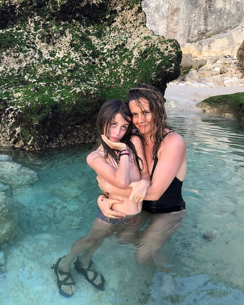 Алисия Сильверстоун рассказала, что принимает ванну с 9-летним сыном