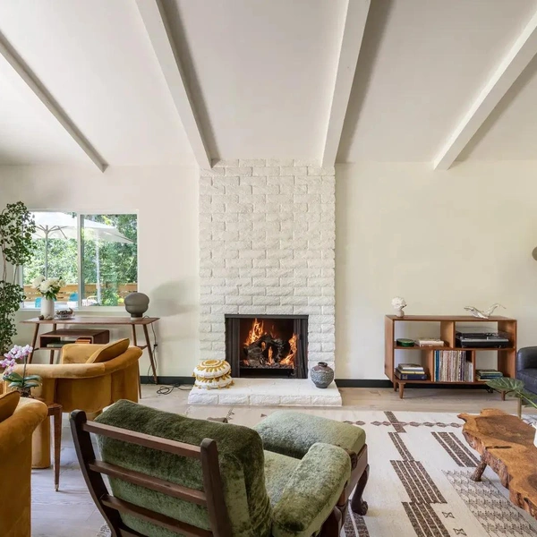 Кирпичный камин в тон стены в проекте Сары Барнард | Источник: Sarah Barnard Design