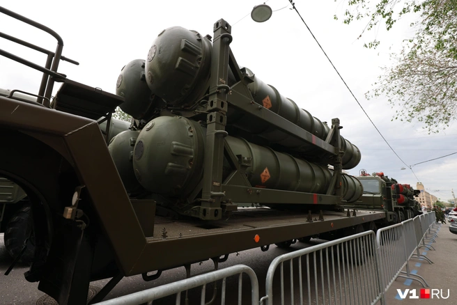 Какая мощь скрывается в этих контейнерах — знают военные, а мирным людям это ни к чему | Источник: Алексей Волхонский / V1.RU