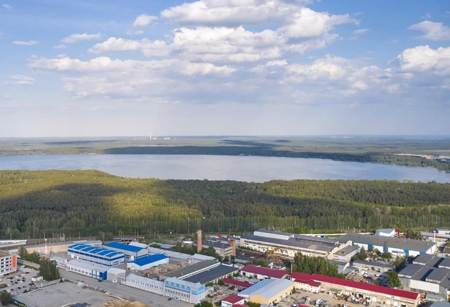 В 7 минутах ходьбы от квартала есть лесопарк и озеро. Увеличенные окна впустят в квартиру не только больше света, но и больше природных пейзажей | Источник: PRINZIP