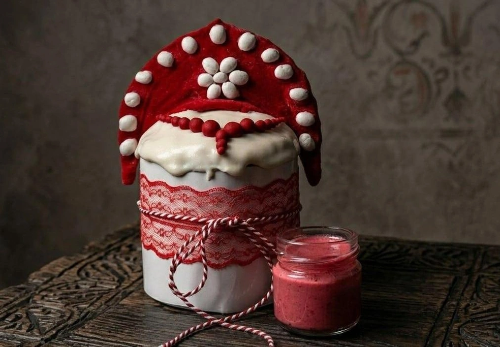 Посмотрите, какой нарядный кулич! Его вес&nbsp;— 500 г. Заказывать лучше заранее | Источник: Ресторан «Соловьиная роща» Тюмень / Vk.com
