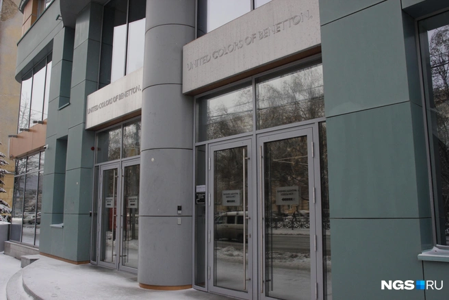 Арендатор на первом этаже бизнес-центра есть, но помещение всё равно выглядит безжизненным | Источник: Стас Соколов / NGS.RU