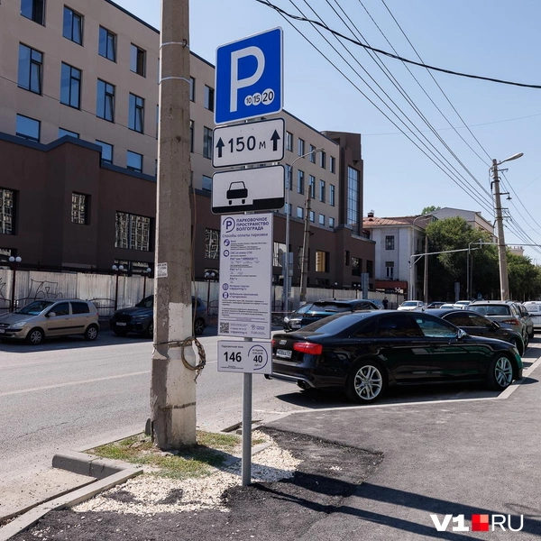 Останется ли при расширении улицы платная парковка, пока неизвестно | Источник: Алексей Волхонский / V1.RU