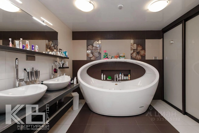 Посмотрите, как выглядит один из санузлов. В квартире, по данным продавца, также есть сауна | Источник: «Квартирный портал» / N1