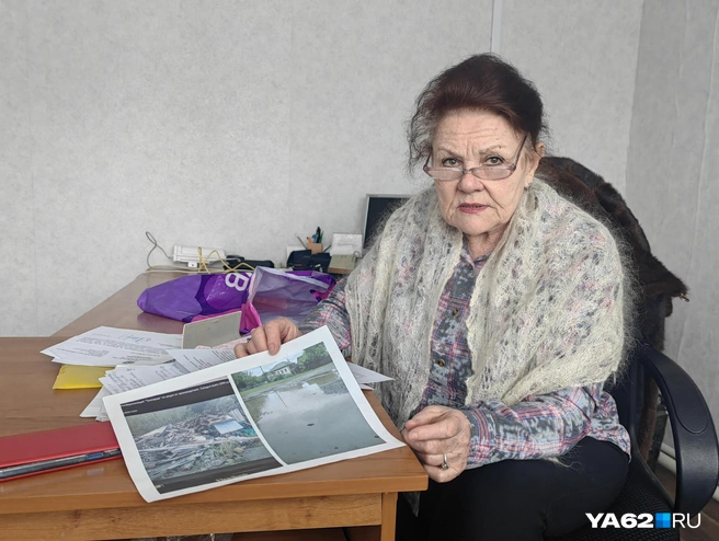 За годы борьбы за село у Зинаиды образовалась кипа бумаг | Источник: Кристина Мельникова / YA62.RU