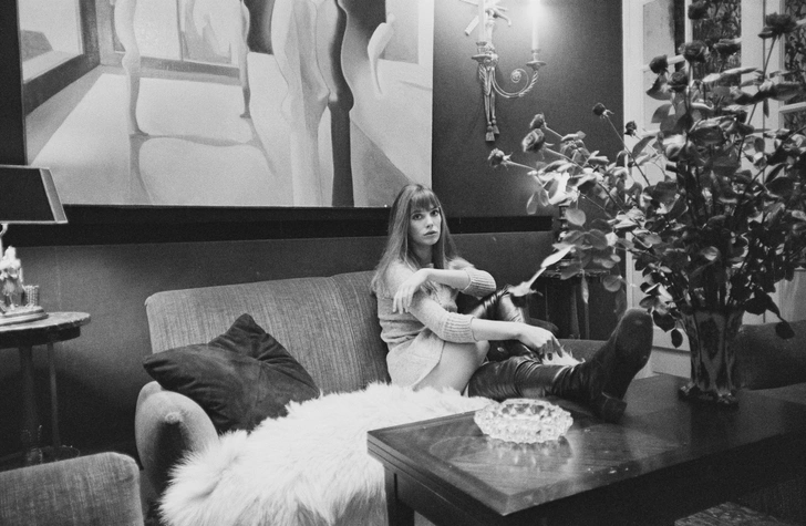 Джейн Биркин в доме на улице Верней в Париже.  | Источник: Getty IJane Birkin & Serge Gainsbourg, pictured together at home in Paris, France, Sunday 7th May 1972. (Photo by Peter Stemages