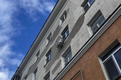 На Эльмаше с фасада дома осыпается штукатурка
