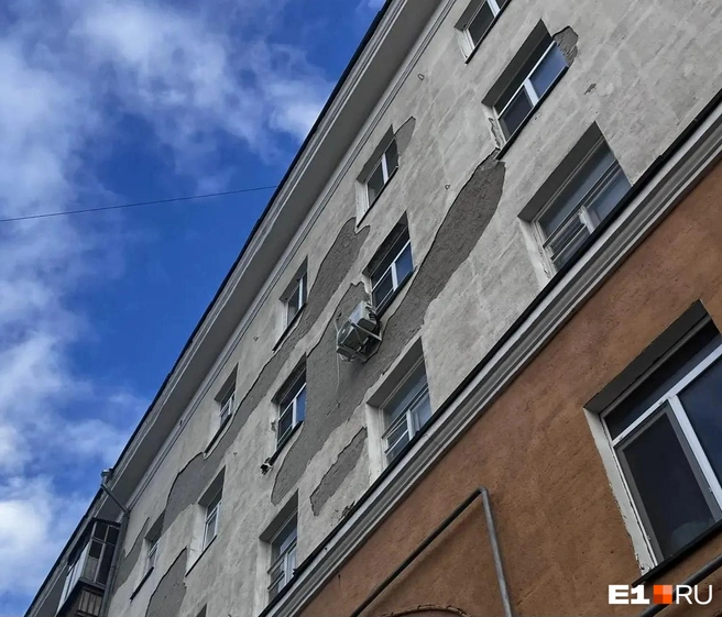 На Эльмаше от многоэтажки отваливается штукатурка | Источник: читатель E1.RU