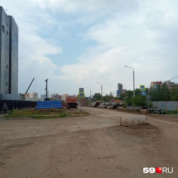По тропке слева можно пройти к главному входу суда | Источник: Вероника Свизева / 59.RU 