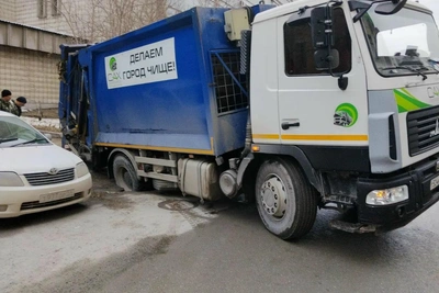 Мусоровоз провалился в асфальт на улице Октябрьской