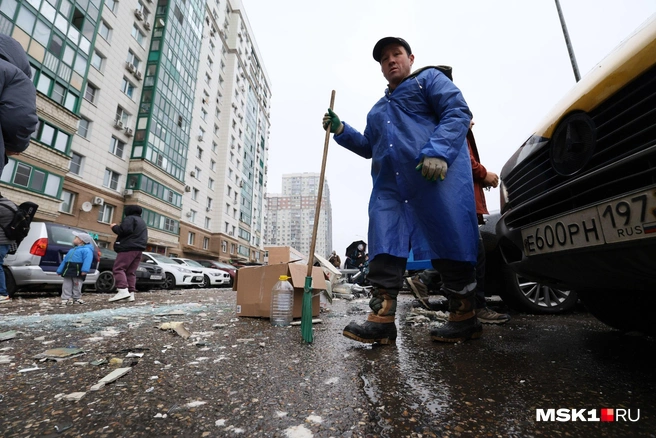 Сотрудники коммунальных служб начали разбирать обломки фасада, рухнувшие во двор | Источник: Артем Устюжанин / MSK1.RU