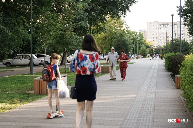По Школьному бульвару ежедневно гуляют толпы людей | Источник: Дарья Паращенко / 93.RU