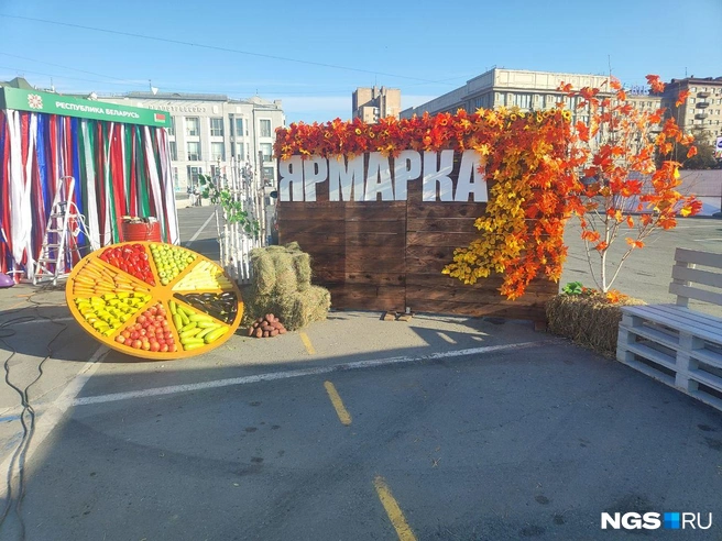 Для ярмарки в центре города перекрыли парковку  | Источник: Александра Бруня / NGS.RU 