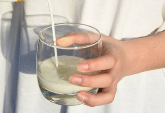 Миф или нет: может ли молоко вызывать акне