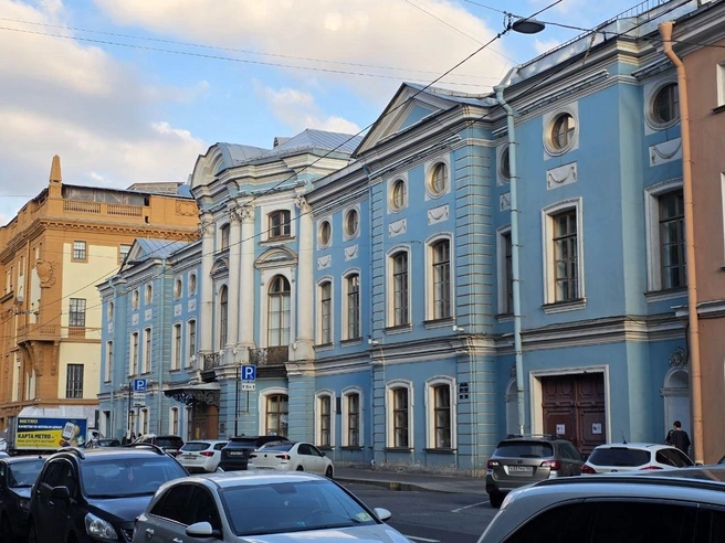 Фрагмент шуваловской усадьбы на углу Невского и Малой Садовой. Когда-то здесь был целый квартал с дворцом, садом и огородом — подарок императрицы. В этом доме Шувалов принимал Ломоносова, позже здесь размещались первые классы Академии художеств. От усадьбы осталась лишь эта стена. | Источник: Наталья Вязовкина / «Фонтанка.ру»