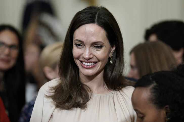 В брюках палаццо и с большим рюкзаком: Анджелина Джоли тайно приехала на Украину