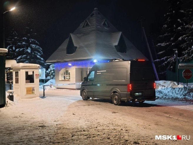 Под вечер на территорию «Ново-Спасского», где произошла трагедия, заехала машина ритуальных услуг | Источник: Михаил Мечев / MSK1.RU