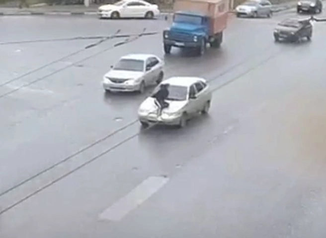 Видео: после дорожной разборки рязанца увезли на капоте авто | ya62.ru