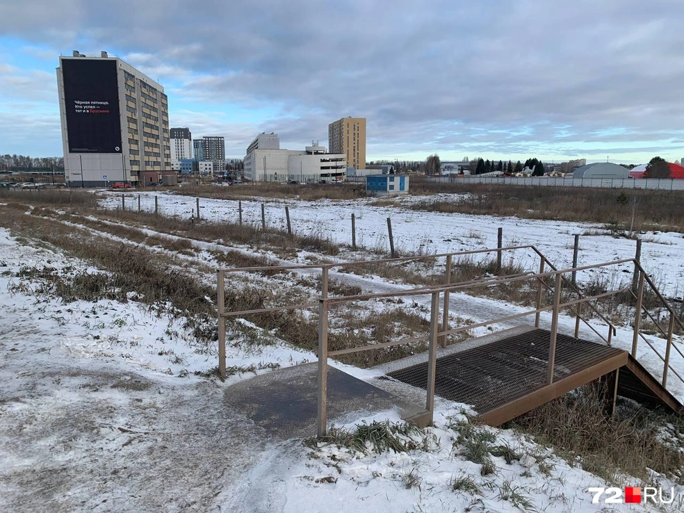 До ЖК «Москва» нет даже нормальной пешеходной дороги | Источник: Никита Кифорук / 72.RU