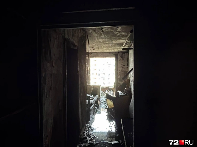 Так выглядит квартира после пожара. Она чуть больше 15 квадратных метров | Источник: Анастасия Малышкина / 72.RU
